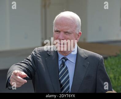 Der Senator der Vereinigten Staaten, John McCain (Republikaner von Arizona), ruft einen Reporter auf, während er die Presse im Weißen Haus in Washington, DC, USA, trifft. Nach seinem Treffen mit US-Präsident Barack Obama über die Initiative des Präsidenten, die Zustimmung des Kongresses zu erhalten, bevor er auf die Chemiewaffenangriffe in Syrien am Montag, den 2. September 2013 reagiert. Foto von Ron Sachs/CNP/ABACAPRESS.COM Stockfoto