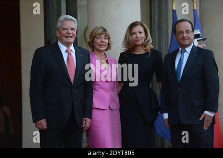 Von rechts nach links: Der französische Staatspräsident Francois Hollande, seine Gefährtin Valerie Trierweiler, die Gefährtin des Bundespräsidenten Joachim Gauck Daniela Schadt und Bundespräsident Joachim Gauck vor einem Staatsessen für Bundespräsident Joachim Gauck am 3. September 2013 im Elysee-Palast in Paris, Frankreich. Foto von Ammar Abd Rabbo/ABACAPRESS.COM Stockfoto