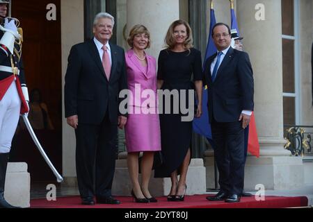 Von rechts nach links: Der französische Staatspräsident Francois Hollande, seine Gefährtin Valerie Trierweiler, die Gefährtin des Bundespräsidenten Joachim Gauck Daniela Schadt und Bundespräsident Joachim Gauck vor einem Staatsessen für Bundespräsident Joachim Gauck am 3. September 2013 im Elysee-Palast in Paris, Frankreich. Foto von Ammar Abd Rabbo/ABACAPRESS.COM Stockfoto