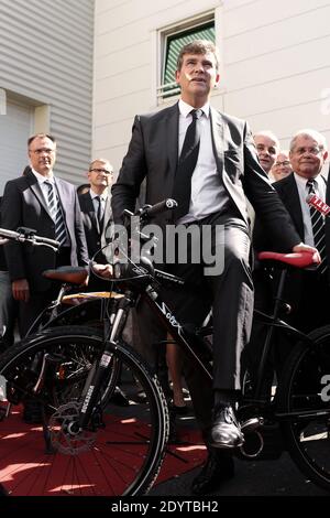 Der französische Minister für industrielle Erneuerung und Lebensmittelindustrie Arnaud Montebourg besucht die Easybike Group, da der Elektrofahrradhersteller am 05. September 2013 in Le Bourget, nordöstlich von Paris, Frankreich, die ehemalige französische Marke Solex gekauft hat. Foto von Stephane Lemouton/ABACAPRESS.COM Stockfoto