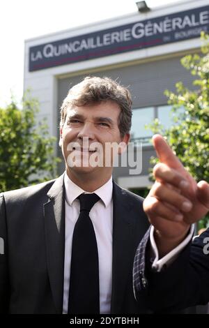 Der französische Minister für industrielle Erneuerung und Lebensmittelindustrie Arnaud Montebourg besucht die Easybike Group, da der Elektrofahrradhersteller am 05. September 2013 in Le Bourget, nordöstlich von Paris, Frankreich, die ehemalige französische Marke Solex gekauft hat. Foto von Stephane Lemouton/ABACAPRESS.COM Stockfoto