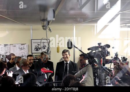 Der französische Minister für industrielle Erneuerung und Lebensmittelindustrie Arnaud Montebourg besucht die Easybike Group, da der Elektrofahrradhersteller am 05. September 2013 in Le Bourget, nordöstlich von Paris, Frankreich, die ehemalige französische Marke Solex gekauft hat. Foto von Stephane Lemouton/ABACAPRESS.COM Stockfoto