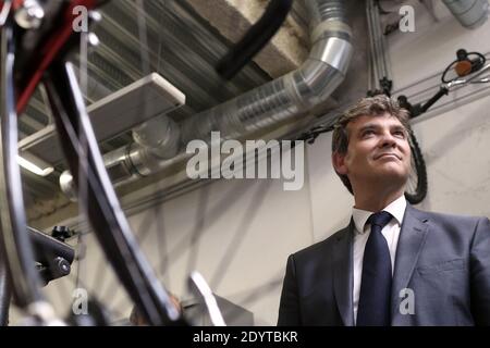 Der französische Minister für industrielle Erneuerung und Lebensmittelindustrie Arnaud Montebourg besucht am 05. September 2013 das Institut du Cycle et du Motocycle INCM (Nationales Institut für Fahrrad und Motorrad) in Le Bourget, nordöstlich von Paris, Frankreich. Foto von Stephane Lemouton/ABACAPRESS.COM Stockfoto