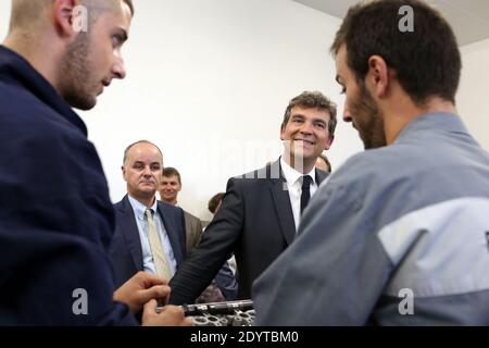 Der französische Minister für industrielle Erneuerung und Lebensmittelindustrie Arnaud Montebourg besucht die Easybike Group, da der Elektrofahrradhersteller am 05. September 2013 in Le Bourget, nordöstlich von Paris, Frankreich, die ehemalige französische Marke Solex gekauft hat. Foto von Stephane Lemouton/ABACAPRESS.COM Stockfoto