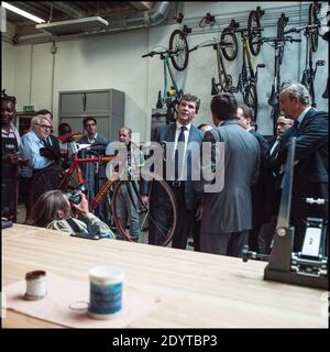 Der französische Minister für industrielle Erneuerung und Lebensmittelindustrie Arnaud Montebourg besucht am 05. September 2013 das Institut du Cycle et du Motocycle INCM (Nationales Institut für Fahrrad und Motorrad) in Le Bourget, nordöstlich von Paris, Frankreich. Foto von Renaud Khanh/ABACAPRESS.COM Stockfoto