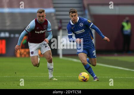 London, Großbritannien. Dezember 2020. Der Solly March von Brighton & Hove Albion wird am 27. Dezember 2020 von Jarrod Bowen von West Ham United während des Premier League-Spiels zwischen West Ham United und Brighton und Hove Albion im London Stadium, Queen Elizabeth Olympic Park, London, England, herausgefordert. Foto von Ken Sparks. Nur redaktionelle Verwendung, Lizenz für kommerzielle Nutzung erforderlich. Keine Verwendung bei Wetten, Spielen oder Veröffentlichungen einzelner Vereine/Vereine/Spieler. Kredit: UK Sports Pics Ltd/Alamy Live Nachrichten Stockfoto