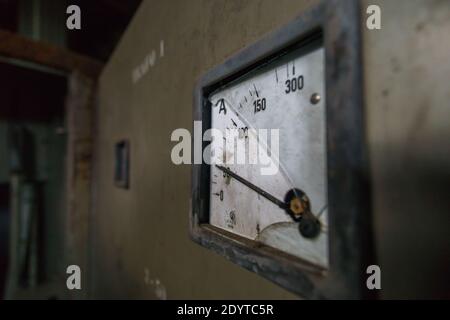 Detail eines alten Amperemessers mit gebrochenem Glas Altes Industriewerk Stockfoto