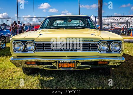 Daytona Beach, FL - 27. November 2020: 1968 Plymouth Road Runner bei einer lokalen Auto-Show. Stockfoto