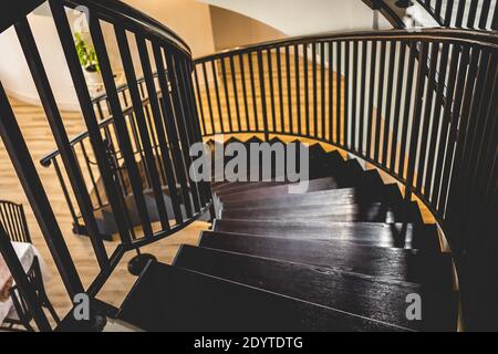 Eine Aufnahme eines hölzernen Treppenhauses in einem hohen Winkel Stockfoto
