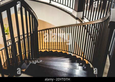 Eine Aufnahme aus einem hohen Winkel einer hölzernen Treppe Stockfoto