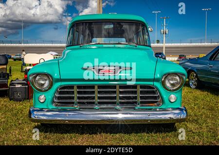 Daytona Beach, FL - 27. November 2020: 1955 Chevrolet Suburban auf einer lokalen Auto-Show. Stockfoto