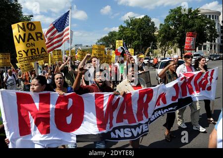 Hunderte von Menschen protestieren, um dem Kongress zu sagen, dass er gegen die Intervention der USA in Syrien vor dem Kapitol in Washington, DC, USA, stimmen soll, 7. September 2013. Foto von Olivier Douliery/ABACAPRESS.COM Stockfoto