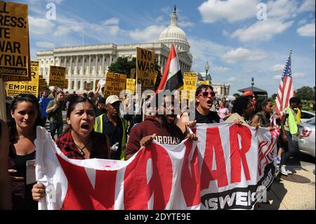 Hunderte von Menschen protestieren, um dem Kongress zu sagen, dass er gegen die Intervention der USA in Syrien vor dem Kapitol in Washington, DC, USA, stimmen soll, 7. September 2013. Foto von Olivier Douliery/ABACAPRESS.COM Stockfoto