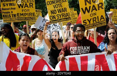 Hunderte von Menschen protestieren, um dem Kongress zu sagen, dass er gegen die Intervention der USA in Syrien vor dem Kapitol in Washington, DC, USA, stimmen soll, 7. September 2013. Foto von Olivier Douliery/ABACAPRESS.COM Stockfoto