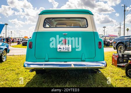 Daytona Beach, FL - 27. November 2020: 1955 Chevrolet Suburban auf einer lokalen Auto-Show. Stockfoto