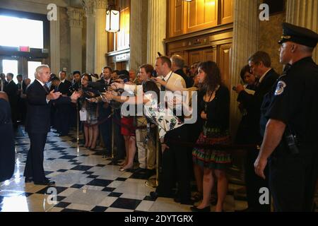 US-Senator Bob Corker (R-TN) (L) spricht mit Mitgliedern der Medien nach einem Besuch beim republikanischen politischen Mittagessen im Senat von Präsident Barack Obama im Capitol am 10. September 2013 in Washington, DC. Präsident Obama besuchte sowohl demokratische als auch republikanische politische Mittagessen im Senat, um die aktuelle Situation in Syrien zu diskutieren. Foto von Alex Wong/Pool/ABACAPRESS.COM Stockfoto