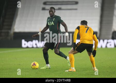 WOLVERHAMPTON, ENGLAND. 27. DEZEMBER Moussa Sissoko von Tottenham Hotspur auf dem Ball während des Premier League-Spiels zwischen Wolverhampton Wanderers und Tottenham Hotspur in Molineux, Wolverhampton am Sonntag, 27. Dezember 2020. (Kredit: Simon Newbury, Mi News) Kredit: MI Nachrichten & Sport /Alamy Live Nachrichten Stockfoto