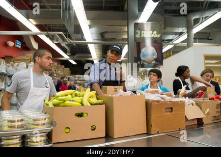 Präsident Barack Obama spricht zu den Medien, als er am 11. September 2013 im Rahmen des National Day of Remembrance and Service in Washington, DC, USA, Lebensmittelspenden-Taschen bei Food & Friends verpackt. Obama meldete sich freiwillig zum 12. Jahrestag der Terroranschläge am 11. September. Foto von Kevin Dietsch/UPI/Pool/ABACAPRESS.COM Stockfoto