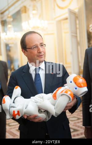 Frankreichs Präsident Francois Hollande hält einen humanoiden Roboter "Nao" von Aldebaran Robotics, als er am 12. September 2013 eine Ausstellung über französisches Industriedesign und Technologie im Elysee Palace in Paris, Frankreich, besucht. Foto von Thierry Orban/ABACAPRESS.COM Stockfoto