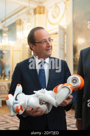 Frankreichs Präsident Francois Hollande hält einen humanoiden Roboter "Nao" von Aldebaran Robotics, als er am 12. September 2013 eine Ausstellung über französisches Industriedesign und Technologie im Elysee Palace in Paris, Frankreich, besucht. Foto von Thierry Orban/ABACAPRESS.COM Stockfoto