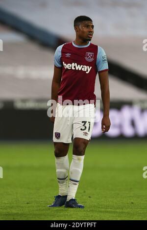 London, Großbritannien. Dezember 2020. Ben Johnson von West Ham United am Ende des Spiels während des Premier League-Spiels zwischen West Ham United und Brighton und Hove Albion im London Stadium, Queen Elizabeth Olympic Park, London, England am 27. Dezember 2020. Foto von Ken Sparks. Nur redaktionelle Verwendung, Lizenz für kommerzielle Nutzung erforderlich. Keine Verwendung bei Wetten, Spielen oder Veröffentlichungen einzelner Vereine/Vereine/Spieler. Kredit: UK Sports Pics Ltd/Alamy Live Nachrichten Stockfoto