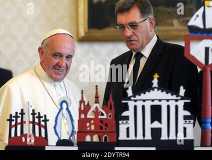 Papst Franziskus trifft den litauischen Ministerpräsidenten Algirdas Butkevicius am 19. September 2013 bei einer privaten Audienz im Vatikan. Foto von ABACAPRESS.COM Stockfoto