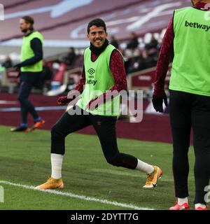 London, Großbritannien. Dezember 2020. Manuel Lanzini von West Ham United erwärmt sich am 27. Dezember 2020 beim Premier League-Spiel zwischen West Ham United und Brighton und Hove Albion im London Stadium, Queen Elizabeth Olympic Park, London, England. Foto von Ken Sparks. Nur redaktionelle Verwendung, Lizenz für kommerzielle Nutzung erforderlich. Keine Verwendung bei Wetten, Spielen oder Veröffentlichungen einzelner Vereine/Vereine/Spieler. Kredit: UK Sports Pics Ltd/Alamy Live Nachrichten Stockfoto