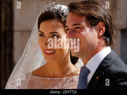 Prinz Felix und Prinzessin Claire von Luxemburg verlassen die Basilika Sainte-Marie-Madeleine nach ihrer religiösen Hochzeit am 21. September 2013 in Saint-Maximin-la-Sainte-Baume, Südfrankreich. Foto von ABACAPRESS.COM Stockfoto