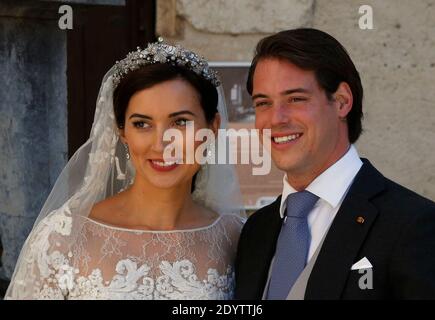 Prinz Felix und Prinzessin Claire von Luxemburg verlassen die Basilika Sainte-Marie-Madeleine nach ihrer religiösen Hochzeit am 21. September 2013 in Saint-Maximin-la-Sainte-Baume, Südfrankreich. Foto von ABACAPRESS.COM Stockfoto