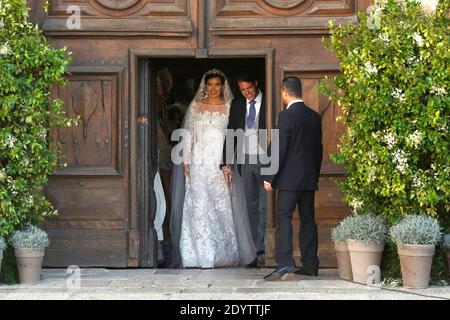 Prinz Felix und Prinzessin Claire von Luxemburg verlassen die Basilika Sainte-Marie-Madeleine nach ihrer religiösen Hochzeit am 21. September 2013 in Saint-Maximin-la-Sainte-Baume, Südfrankreich. Foto von ABACAPRESS.COM Stockfoto