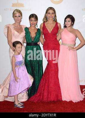 Die Schauspielerinnen Julie Bowen, Aubrey Anderson-Emmons, Sarah Hyland, Sofia Vergara und Ariel Winter, Gewinner der Outstanding Comedy Series für "Moderne Familie", posieren im Presseraum während der 65. Jährlichen Primetime Emmy Awards im Nokia Theater L.A. Live in Los Angeles, CA, USA, am 22. September 2013. Foto von Lionel Hahn/ABACAPRESS.COM Stockfoto