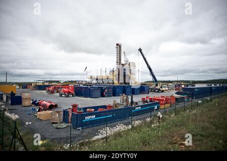 Allgemeine Ansicht des umstrittenen Schiefergas- und Ölexplorationsstandorts des amerikanischen Ölkonzerns Hess Corporation in der Nähe von La Ferte-sous-Jouarre, Frankreich, am 22. September 2013. Im Jahr 2009 erlaubte die sogenannte 'Chateau-Thierry'-Lizenz die Erkundung im südlichen Teil des Departements Aisne. Grüne und Anti-Fracking-Gruppen prangern die Exploration an. Foto von Nicolas Messyasz/ABACAPRESS.COM Stockfoto