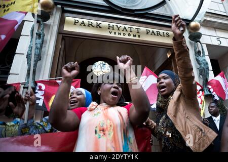 Die Zimmermädchen, Gepäckabfertiger und Servicemitarbeiter des Park Hyatt Hotels demonstrieren gegen Arbeitsbedingungen und Unterauftragnehmer und fordern, am 24. September 2013 vom Luxushotel in Paris, Frankreich, gemietet zu werden. Foto von Nicolas Messyasz/ABACAPRESS.COM Stockfoto