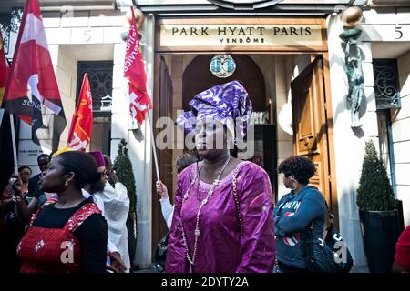 Die Zimmermädchen, Gepäckabfertiger und Servicemitarbeiter des Park Hyatt Hotels demonstrieren gegen Arbeitsbedingungen und Unterauftragnehmer und fordern, am 24. September 2013 vom Luxushotel in Paris, Frankreich, gemietet zu werden. Foto von Nicolas Messyasz/ABACAPRESS.COM Stockfoto