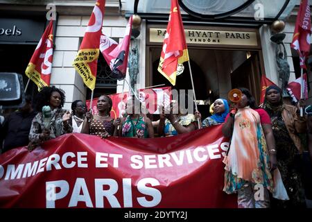 Die Zimmermädchen, Gepäckabfertiger und Servicemitarbeiter des Park Hyatt Hotels demonstrieren gegen Arbeitsbedingungen und Unterauftragnehmer und fordern, am 24. September 2013 vom Luxushotel in Paris, Frankreich, gemietet zu werden. Foto von Nicolas Messyasz/ABACAPRESS.COM Stockfoto