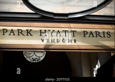 Die Zimmermädchen, Gepäckabfertiger und Servicemitarbeiter des Park Hyatt Hotels demonstrieren gegen Arbeitsbedingungen und Unterauftragnehmer und fordern, am 24. September 2013 vom Luxushotel in Paris, Frankreich, gemietet zu werden. Foto von Nicolas Messyasz/ABACAPRESS.COM Stockfoto