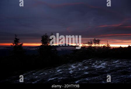 Wintersonnenaufgang in Pilsko. Der Blick von der Spitze des Pilsko zu Babia Gora. Stockfoto