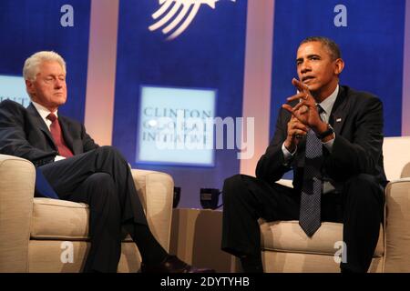 Präsident Barack Obama trifft den ehemaligen Präsidenten Bill Clinton bei der Clinton Global Initiative zu einem Gespräch über das Gesundheitswesen. New York City, NY, USA, 24. September 2013. Foto von Allan Tannenbaum/Pool/ABACAPRESS.COM Stockfoto