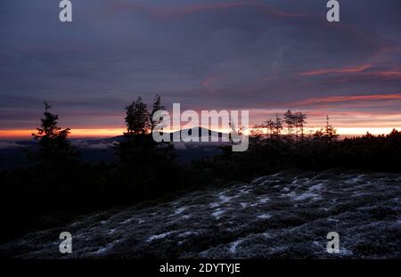 Wintersonnenaufgang in Pilsko. Der Blick von der Spitze des Pilsko zu Babia Gora. Stockfoto