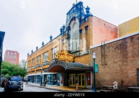 Ein beleuchtetes Schild lädt Passanten ein, eine Show im Saenger Theatre am 18. Dezember 2017 in Mobile, Alabama, zu besuchen. Stockfoto