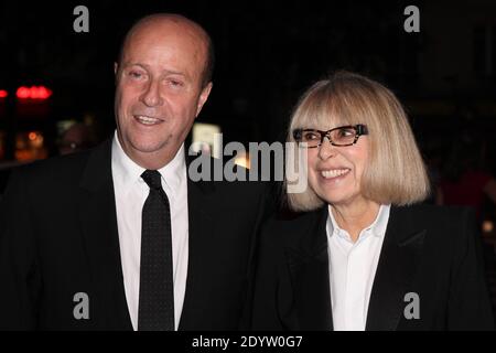 Mireille Darc und ihr Mann Pascal Desprez kommen beim IFRAD Charity Gala Dinner am 25. September 2013 im Cirque d'Hiver in Paris, Frankreich, an. Foto von Audrey Poree/ABACAPRESS.COM Stockfoto