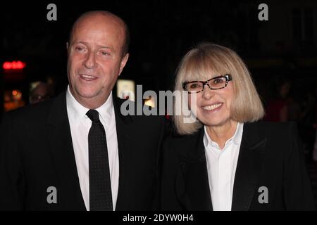 Mireille Darc und ihr Mann Pascal Desprez kommen beim IFRAD Charity Gala Dinner am 25. September 2013 im Cirque d'Hiver in Paris, Frankreich, an. Foto von Audrey Poree/ABACAPRESS.COM Stockfoto