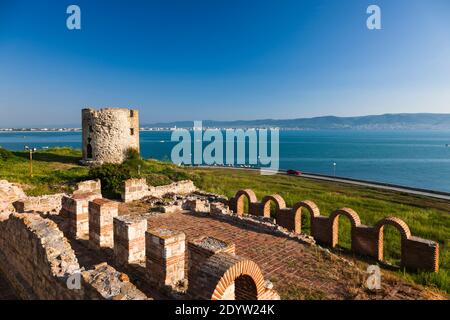 Ruinen der Kirche der Heiligen Mutter Eleusa, und Schwarzes Meer, alte Stadt Nessebar, Nessebar, Nessebar, Burgas Provinz, Bulgarien, Südosteuropa, Europa Stockfoto
