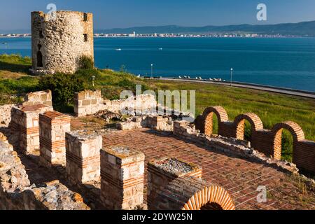 Ruinen der Kirche der Heiligen Mutter Eleusa, und Schwarzes Meer, alte Stadt Nessebar, Nessebar, Nessebar, Burgas Provinz, Bulgarien, Südosteuropa, Europa Stockfoto