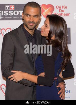 Der Basketballspieler Tony Parker posiert mit seiner Freundin Axelle Francine, als er am 26. September 2013 seine 8. Charity-Gala "Par Coeur" veranstaltet, um dem Verein "Make a Wish" im Abbaye Paul Bocuse in Collonges-au-Mont-d'Or, in der Nähe von Lyon, Frankreich, zu nutzen. Foto von Vincent Dargent/ABACAPRESS.COM Stockfoto