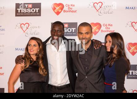 Der Basketballspieler Tony Parker und seine Freundin Axelle Francine und Omar Sy sowie seine Frau Helene, die am 26. September 2013 im Abbaye Paul Bocuse in Collonges-au-Mont-d'Or in der Nähe von Lyon seine 8. Charity-Gala "Par Coeur" zum Wohle des Vereins "Make a Wish" veranstaltet. Foto von Vincent Dargent/ABACAPRESS.COM Stockfoto