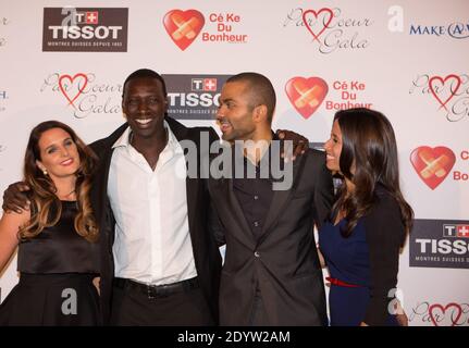 Der Basketballspieler Tony Parker und seine Freundin Axelle Francine und Omar Sy sowie seine Frau Helene, die am 26. September 2013 im Abbaye Paul Bocuse in Collonges-au-Mont-d'Or in der Nähe von Lyon seine 8. Charity-Gala "Par Coeur" zum Wohle des Vereins "Make a Wish" veranstaltet. Foto von Vincent Dargent/ABACAPRESS.COM Stockfoto