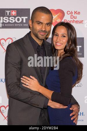 Der Basketballspieler Tony Parker posiert mit seiner Freundin Axelle Francine, als er am 26. September 2013 seine 8. Charity-Gala "Par Coeur" veranstaltet, um dem Verein "Make a Wish" im Abbaye Paul Bocuse in Collonges-au-Mont-d'Or, in der Nähe von Lyon, Frankreich, zu nutzen. Foto von Vincent Dargent/ABACAPRESS.COM Stockfoto