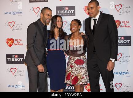 Basketballspieler Tony Parker posiert mit seiner Freundin Axelle Francine und Gästen, während er am 26. September 2013 im Abbaye Paul Bocuse in Collonges-au-Mont-d'Or, in der Nähe von Lyon, Frankreich, seine 8. Charity-Gala "Par Coeur" veranstaltet. Foto von Vincent Dargent/ABACAPRESS.COM Stockfoto