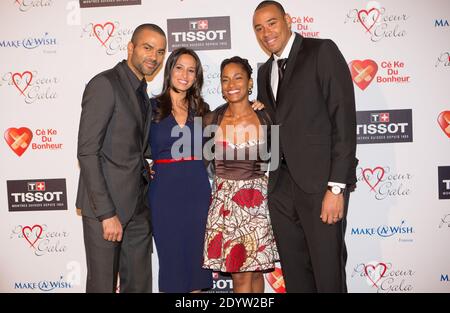 Basketballspieler Tony Parker posiert mit seiner Freundin Axelle Francine und Gästen, während er am 26. September 2013 im Abbaye Paul Bocuse in Collonges-au-Mont-d'Or, in der Nähe von Lyon, Frankreich, seine 8. Charity-Gala "Par Coeur" veranstaltet. Foto von Vincent Dargent/ABACAPRESS.COM Stockfoto